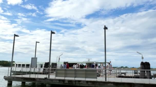 VENISE, BURANO, ITALIE - 7 JUILLET 2018 : Arrêt Vaparetto sur l'île de Burano. Les gens montent à bord du vaparetto. liaison de transport maritime entre les îles de Venise . — Video