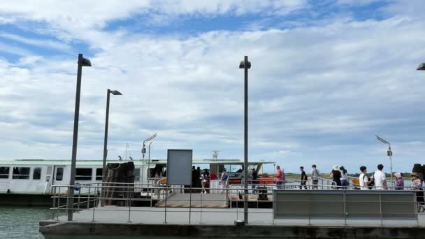 VENICE, BURANO, ITÁLIA - 7 de julho de 2018: Vaparetto parar na ilha de Burano. As pessoas vêm a bordo do vaparetto, navio. conexão de transporte marítimo entre as ilhas de Veneza . — Vídeo de Stock