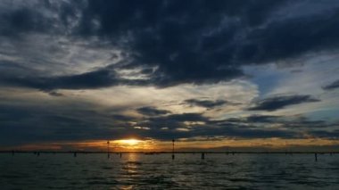 Venice, İtalya - 7 Temmuz 2018: deniz manzara. Venedik Islands yakınındaki su yüzey üzerinde gün batımı. Burano, Murano, San Michele, San Giorgio Maggiore, San Servolo Adası, St. George, Torcello