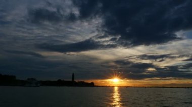 Venice, İtalya - 7 Temmuz 2018: deniz manzara. Venedik Islands yakınındaki su yüzey üzerinde gün batımı. Burano, Murano, San Michele, San Giorgio Maggiore, San Servolo Adası, St. George, Torcello