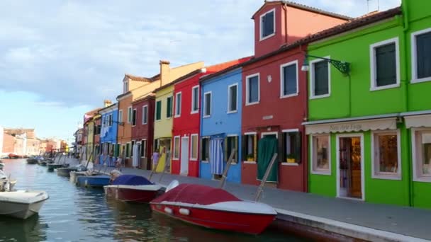 부라노 섬의 다채로운 건축 베니스, 부라노, 이탈리아-2018 년 7 월 7 일: 많은 다채로운 주택, 작은 운하를 따라 보트. — 비디오