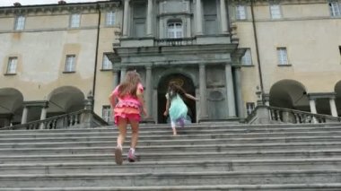 Oropa, Biella, İtalya - 7 Temmuz 2018: iki kız çocuklar yukarıda, Oropa, kutsal, Sacro monte Tapınak çalıştırmak della beata Vergine. Biella, Piedmont, İtalya şehir yakınındaki dağlarda bulunan.