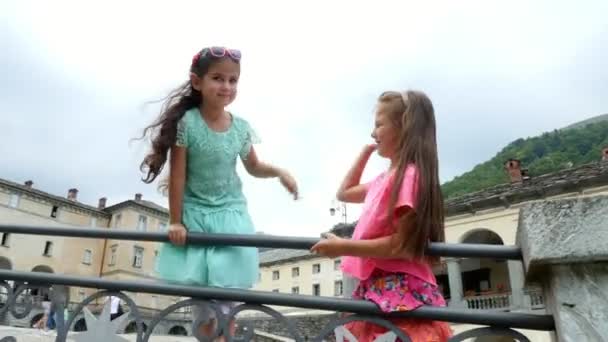 など、ビエッラ, イタリア - 2018 年 7 月 7 日: 神社のなど、聖域、聖山・ デッラ ・ ベアタ Vergine。ビエッラ市近くの山にある寺の領土、歩く、二人の女の子の子供 — ストック動画