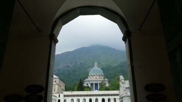奥罗巴, 比耶拉, 意大利-2018年7月7日: 美丽的神社奥罗巴, 门面与奥罗巴保护区的圆顶坐落在比耶拉, 皮埃蒙特, 意大利的城市附近的山. — 图库视频影像