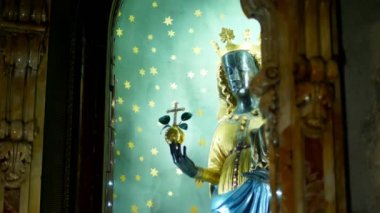 Oropa, Biella, İtalya - 7 Temmuz 2018: yakından, Tanrı'nın annesi Katolik kilisenin sunak üzerinde heykeli. Oropa, kutsal, Biella şehir, Piedmont, İtalya yakınındaki dağlarda Tapınağı.