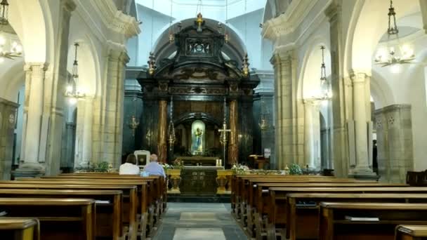 OROPA, BIELLA, ITALIE - 7 JUILLET 2018 : les gens s'assoient sur les bancs, à l'autel, dans l'église catholique. Sanctuaire d'Oropa, Sanctuaire, dans les montagnes près de la ville de Biella, Piémont, Italie . — Video