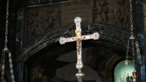 OROPA, BIELLA, ITALIA - 7 DE JULIO DE 2018: de cerca, cruz dorada con crucifixión de Cristo en el altar de la iglesia católica. Santuario de Oropa, Santuario, en las montañas cerca de la ciudad de Biella — Vídeo de stock
