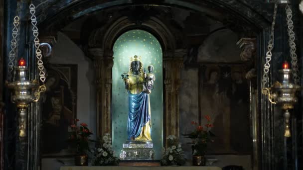 OROPA, BIELLA, ITÁLIA - 7 de JULHO de 2018: estátua da Mãe de Deus no altar da igreja católica. Santuário de Oropa, Santuário, nas montanhas perto da cidade de Biella, Piemonte, Itália . — Vídeo de Stock