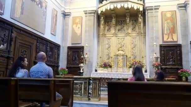 OROPA, BIELLA, ITALIE - 7 JUILLET 2018 : les gens s'assoient sur les bancs, à l'autel, dans l'église catholique. Sanctuaire d'Oropa, Sanctuaire, dans les montagnes près de la ville de Biella, Piémont, Italie . — Video