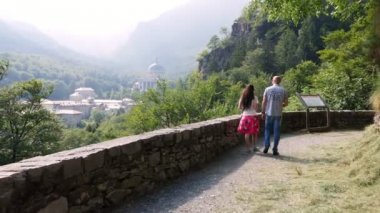 Oropa, Biella, İtalya - 7 Temmuz 2018: güzel çift erkek ve kadın Sanctuary, Sacro monte Park Oropa Tapınak, yakınındaki dağlarda yürüyüş dağlarda bulunan della beata Vergine,