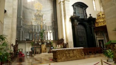 Torino, İtalya - 7 Temmuz 2018: İç in Turin katedral Duomo di 1470 yılında inşa Torino. Kilisenin kutsal Shroud Torino Kefeni geçerli ebedi istirahat yeri olduğunu .