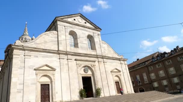 TORINO, ITALIA - 7 de julio de 2018: Vista de la Catedral de Torino. En el interior se encuentra la Capilla de la Santa Sábana Santa el lugar de descanso actual de la Sábana Santa de Turín — Vídeo de stock