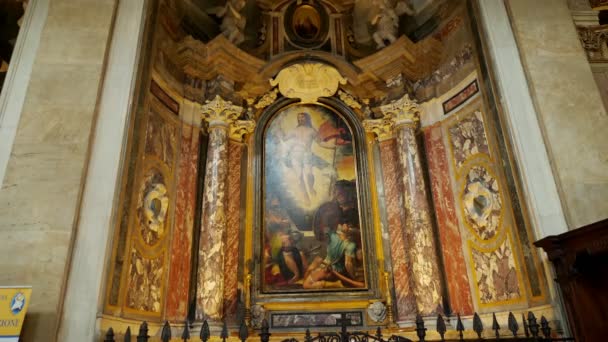 TORINO, ITÁLIA - 7 de julho de 2018: Interior da Catedral de Turim Duomo di Torino, construída em 1470. É a Capela do Santo Sudário o lugar de descanso atual do Sudário de Turim  . — Vídeo de Stock