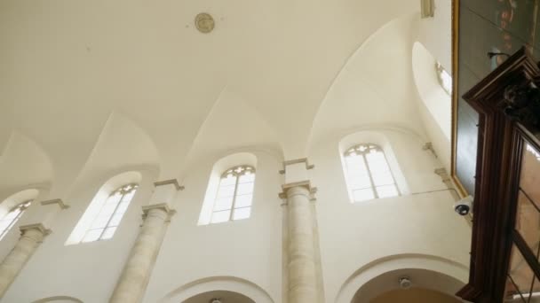 ТОРИНО, ИТАЛИЯ - 7 июля 2018 года: Интерьер Туринского собора Дуомо ди Торино, построенный в 1470 году. Это часовня Святой Плащаницы нынешнее место упокоения Туринской плащаницы  . — стоковое видео