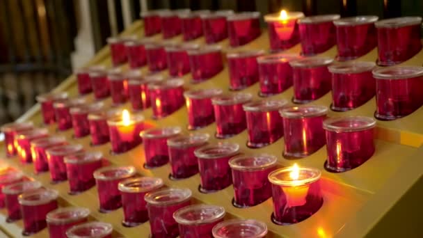 TORINO, ITALIA - 7 de julio de 2018: Catedral de Turín Duomo di Torino, velas encendidas en candelabros rojos, en el altar de la iglesia católica, Capilla de la Sábana Santa — Vídeos de Stock