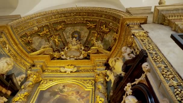 Torino, Itálie - 7 července 2018: Interiér z Turína katedrála Duomo di Torino, postavený v roce 1470. Je to kaple svatého plátna současné místem odpočinku Rubáš Turin . — Stock video