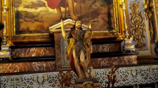 ТОРИНО, ИТАЛИЯ - 7 июля 2018 года: Интерьер Туринского собора Дуомо ди Торино, построенный в 1470 году. Это часовня Святой Плащаницы нынешнее место упокоения Туринской плащаницы  . — стоковое видео