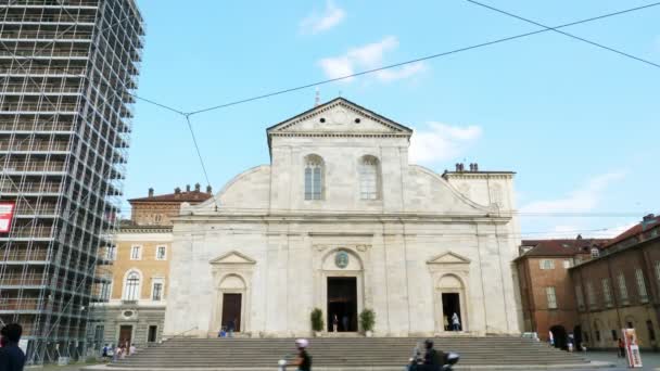 Τορίνο, Ιταλία - 7 Ιουλίου 2018: Θέα στον καθεδρικό ναό του Τορίνο. Στο εσωτερικό βρίσκεται το εκκλησάκι της Ιεράς Σινδόνης την τρέχουσα στηργμένος θέση της Σινδόνης του Τορίνο — Αρχείο Βίντεο