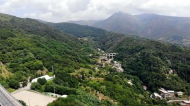 Ovada, İtalya - 7 Temmuz 2018: güzel manzaralar, manzara, İtalya'nın sayısı. Uzaktan bir büyük köprü, görülür bir tepeden bakan, iki dağ bağlama. Aero
