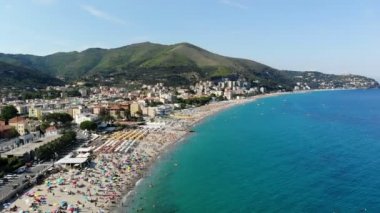 Spotorno, İtalya - 7 Temmuz 2018: aero Spotorno Panorama Köyü, Seaside Spotorno, Akdeniz, Liguria, İtalya. sıcak yaz günü