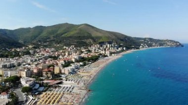 Spotorno, İtalya - 7 Temmuz 2018: aero Spotorno Panorama Köyü, Seaside Spotorno, Akdeniz, Liguria, İtalya. sıcak yaz günü