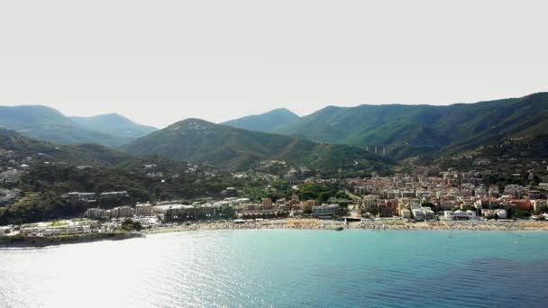 SPOTORNO, ITALY - JULY 7, 2018: aero Panorama dari desa Spotorno, pantai Spotorno, laut Mediterania, Liguria, Italia. Hari panas musim panas — Stok Video