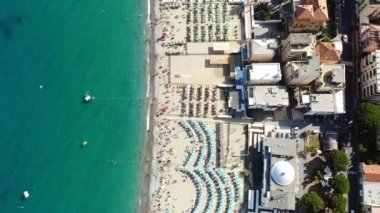 Spotorno, İtalya - 7 Temmuz 2018: aero Spotorno Panorama Köyü, Seaside Spotorno, Akdeniz, Liguria, İtalya. sıcak yaz günü