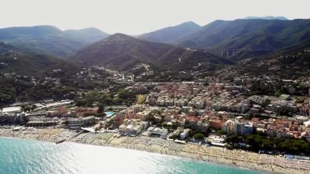 SPOTORNO, ITÁLIA - 7 de JULHO de 2018: aero Panorama da aldeia de Spotorno, Litoral de Spotorno, mar Mediterrâneo, Ligúria, Itália. verão dia quente — Vídeo de Stock