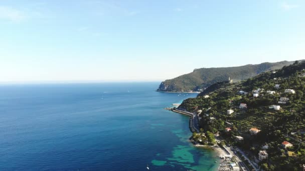СПОТОРНО, Италия - 7 июля 2018 года: aero Panorama of Spotorno village, Seaside Spotorno, Mediterranean sea, Liguria, Italy. летний жаркий день — стоковое видео