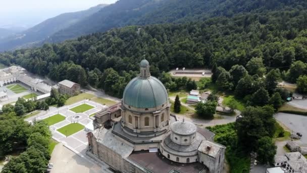 OROPA, BIELLA, ITALIE - 7 JUILLET 2018 : aéro Vue du magnifique sanctuaire d'Oropa, Façade avec dôme du sanctuaire d'Oropa situé dans les montagnes près de la ville de Biella, Piémont, Italie . — Video