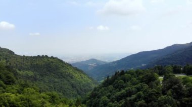 Oropa, Biella, İtalya - 7 Temmuz 2018: aero. güzel manzaralar, ormanlar, gökyüzüne karşı yoğun yeşillik ile kaplı dağlık arazi görüşlerini muhteşem panorama. Şehir içinde görünür