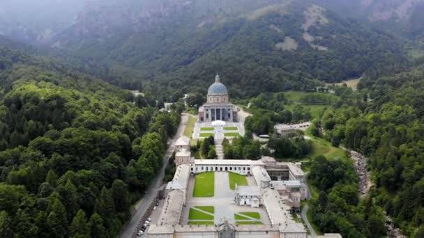 OROPA, BIELLA, ITALY - 7 июля 2018 года: aero View of beautiful Shrine of Oropa, Facade with dome of the Oropa sanctuary located in mountains near the city of Biella, Piedmont, Italy . — стоковое видео