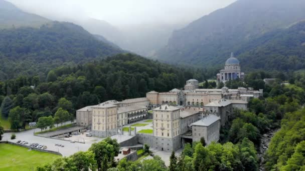 OROPA, BIELLA, ITALIA - 7 DE JULIO DE 2018: aero Vista del hermoso Santuario de Oropa, Fachada con cúpula del santuario de Oropa situado en las montañas cerca de la ciudad de Biella, Piamonte, Italia . — Vídeo de stock