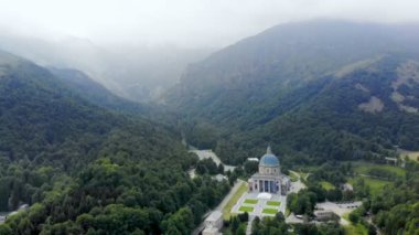 Oropa, Biella, İtalya - 7 Temmuz 2018: güzel tapınak Oropa aero görünümünü, cephe Dağları'Oropa kutsal kubbe ile yakınındaki şehir Biella, Piedmont, İtalya.