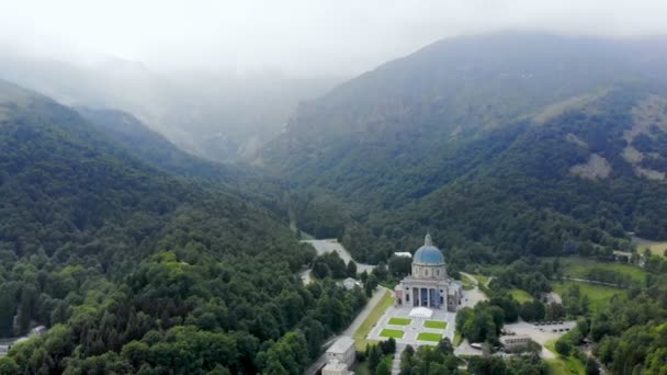 OROPA, BIELLA, ITALY - 7 июля 2018 года: aero View of beautiful Shrine of Oropa, Facade with dome of the Oropa sanctuary located in mountains near the city of Biella, Piedmont, Italy . — стоковое видео
