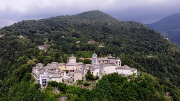 BIELLA, ITALIA - 7 DE JULIO DE 2018: aero Vista del hermoso Santuario, complejo de templos antiguos, gran castillo, santuario ubicado en las montañas cerca de la ciudad de Biella, Piamonte, Italia. verano — Vídeos de Stock