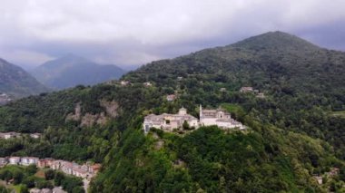 Biella, İtalya - 7 Temmuz 2018: aero görünümü güzel Tapınak, antik tapınak karmaşık, büyük kale, şehir Biella, Piedmont, İtalya yakınındaki dağlarda bulunan kutsal. yaz