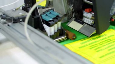 Cherkasy, Ukrayna - 24 Ağustos 2018: Yakından, tahıl, tarım ürünleri için paketleri yazdırma işlemi sırasında baskı makinesi. Yazdırma fabrika. Matbaa