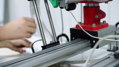 Etiketleme makinesinin taşıyıcısının parçası. Soyut sanayi geçmişi.