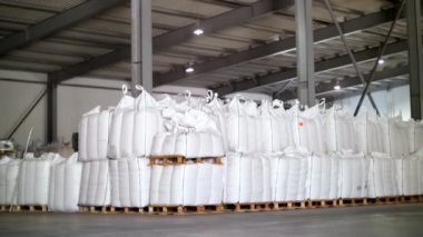 büyük, tam tahıl ürünleri stok torba. Çantaları satırlara, Endüstriyel depo dizilir