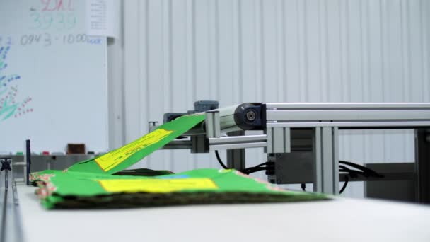 CHERKASY, UCRANIA - 24 DE AGOSTO DE 2018: en la cinta transportadora, paquetes ya impresos para granos, los productos agrícolas salen. proceso de impresión. producción, en el taller — Vídeo de stock