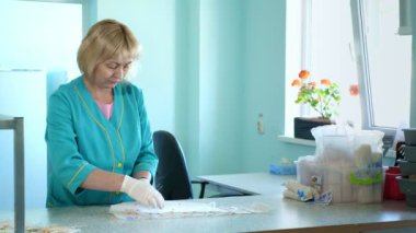Eğitim, laboratuar işçisi filiz, köklü Mısır tohumları, laboratuvar inceliyor. Bilim laboratuvarı araştırma, biyoteknoloji, GDO kavramı. çeşitli tahıl, bitkileri tohum çimlenme