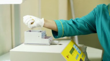 Mısır tohumları laboratuar araştırmaları. farklı tür, seçim Mısır çeşitleri örnekleri. Laboratuvar analiz ve tahıl alanından tanı. Mısır ekimi.