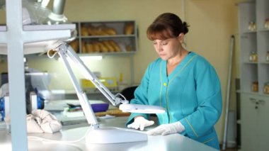 Mısır tohumları laboratuar araştırmaları. farklı tür, seçim Mısır çeşitleri örnekleri. Laboratuvar analiz ve tahıl alanından tanı. Mısır ekimi