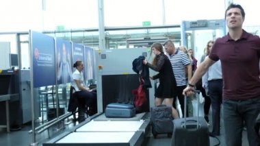 Havaalanı Boryspil, Ukrayna - 24 Ekim 2018: Ukrayna Uluslararası havayolları. Havaalanı girişinde tarama ziyaretçi yok. Metal dedektörü x-ışını ile güvenlik kontrolü