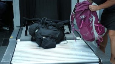 yakın çekim. yolcu çanta almak, Bagaj konveyör bant, üzerinden x-ray Bagaj tarayıcı, geçtikten sonra atın havaalanında