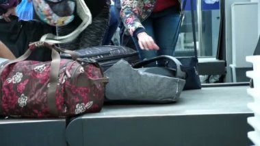 yakın çekim. yolcu çanta almak, Bagaj konveyör bant, üzerinden x-ray Bagaj tarayıcı, geçtikten sonra atın havaalanında