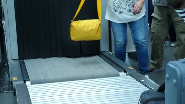 Primer plano. pasajeros toman sus maletas, equipaje de la cinta transportadora, después de haber pasado el escáner de equipaje de rayos X, facturar en el aeropuerto — Vídeo de stock