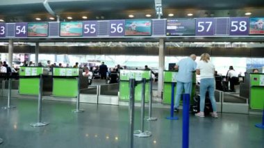 Havaalanı Boryspil, Ukrayna - 24 Ekim 2018: hava alanları Genel sayaç iade insanlar. Havalimanı ve güvenlik sonrası yolcu için bekleyen satırları iade