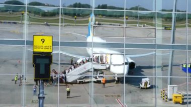 Havaalanı Boryspil, Ukrayna - 24 Ekim 2018: Ukrayna Uluslararası havayolları. yolcu yatılı uçak ve uçuş hazır olun. Havaalanı binasının yansıtılmış Windows yansıması. Güneşli yaz